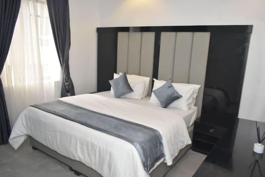 Jada Hotel And Suits Лагос Екстериор снимка