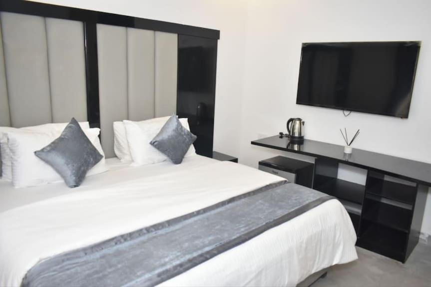 Jada Hotel And Suits Лагос Екстериор снимка